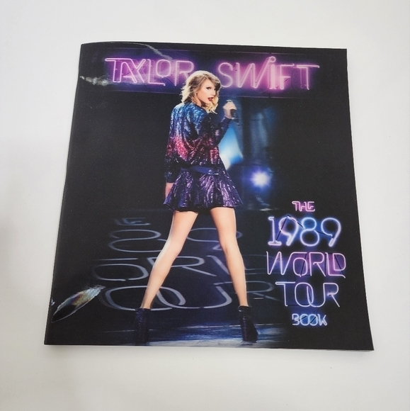 Taylor Swift 1989 World Tour Holographic Cover Official Tour Book - Picture 7 of 9